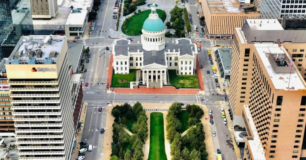 Aerial view of the Old Courthouse in St. Louis surrounded by modern buildings and green spaces.