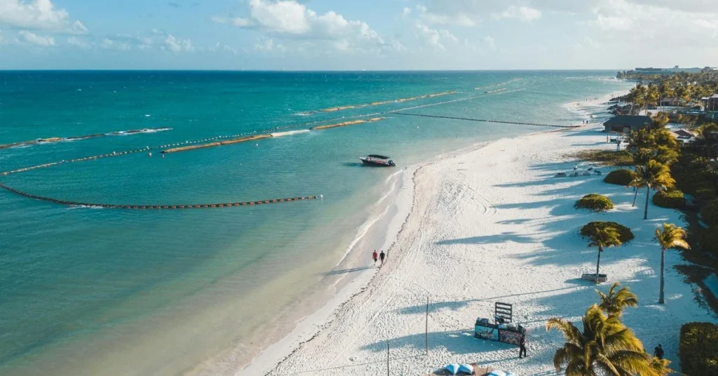 Beautiful Grace Bay beach in Turks and Caicos, showcasing the turquoise waters and white sand, ideal for planning the best time to visit Turks and Caicos.