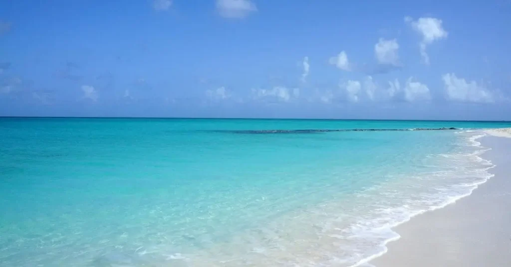 Turquoise waters and white sand beach in Turks and Caicos, perfect for planning the best time to visit Turks and Caicos.